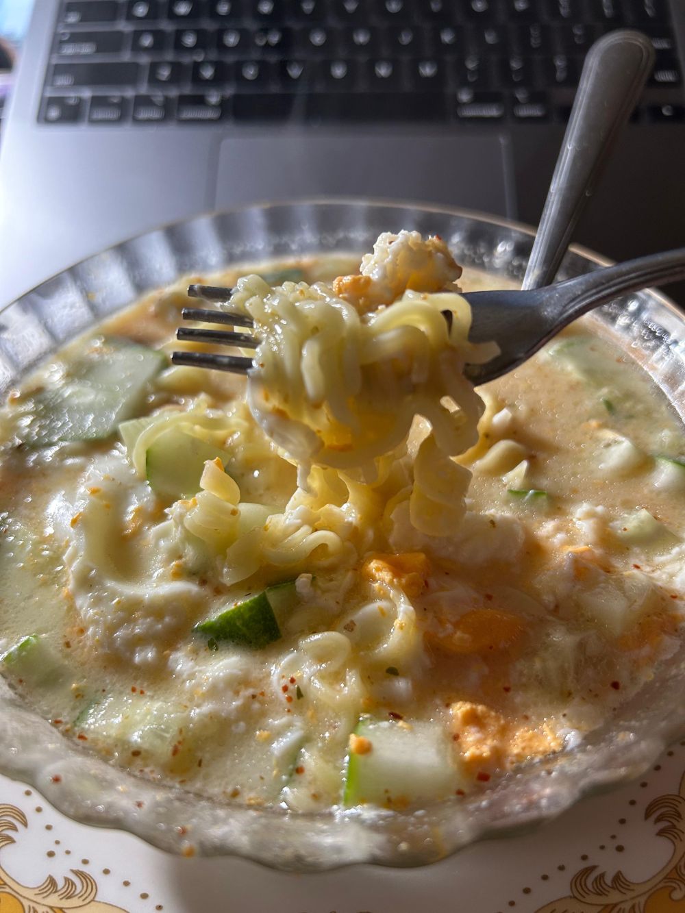Cara bikin mi instan kuah creamy dengan Greek yoghurt, gurih tanpa santan dan tetap segar