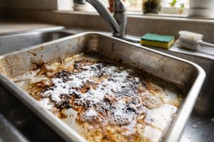 Cara membersihkan loyang oven yang gosong tanpa menggosok terlalu keras