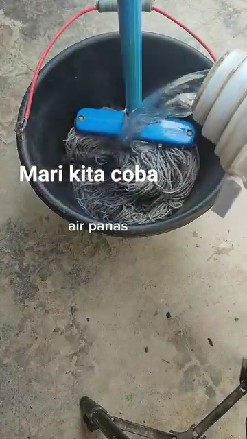 Cara praktis mencuci kain pel hitam jadi bersih modal bahan dapur, tanpa perlu dikucek