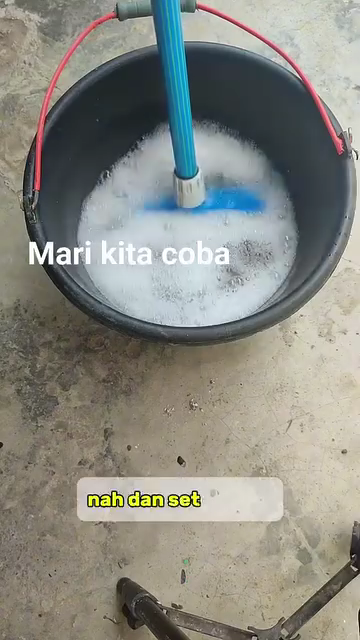 Cara praktis mencuci kain pel hitam jadi bersih modal bahan dapur, tanpa perlu dikucek