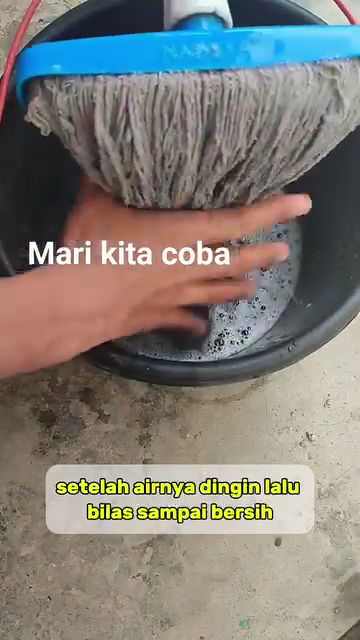 Cara praktis mencuci kain pel hitam jadi bersih modal bahan dapur, tanpa perlu dikucek