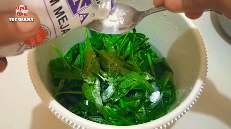 Cara cuci kangkung supaya bebas ulat dan tidak cepat menghitam saat ditumis