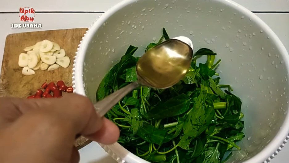 Cara cuci kangkung supaya bebas ulat dan tidak cepat menghitam saat ditumis