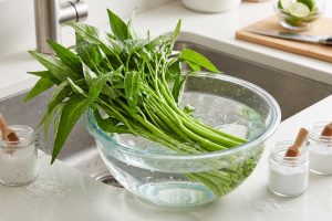 Cara cuci kangkung supaya bebas ulat dan tidak cepat menghitam saat ditumis