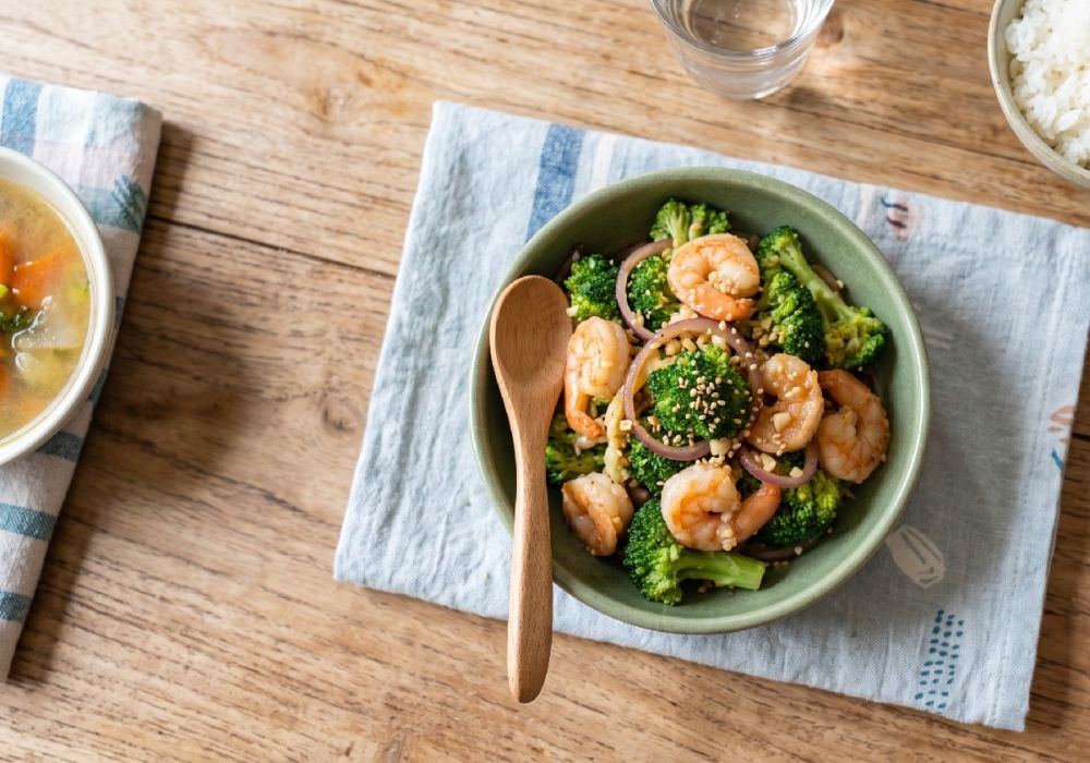 Si kecil susah makan sayur? Yuk cobian resep tumis brokoli dan udang yang bikin si kecil minta lagi