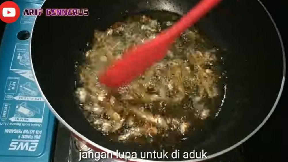 Sering goreng teri tapi hasilnya alot? Coba trik sederhana ini tanpa air panas