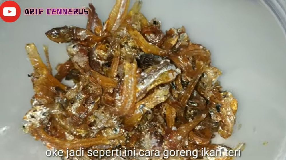 Sering goreng teri tapi hasilnya alot? Coba trik sederhana ini tanpa air panas