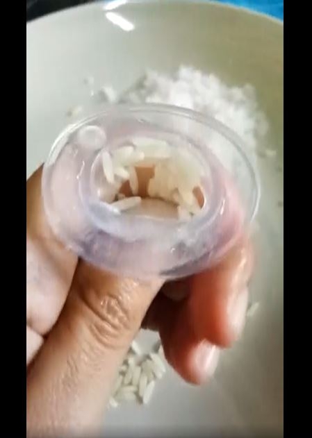 Ibu-ibu wajib tahu, cara menghilangkan kerak botol susu tanpa sabun kimia berlebih