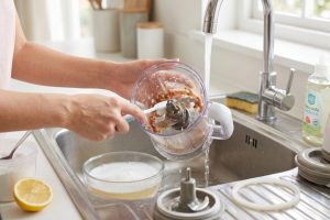 Cara membersihkan blender MPASI setelah menghaluskan daging agar tidak meninggalkan bau