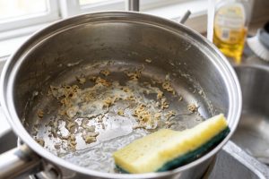 Putih telur lengket di panci bekas masak mi instan? Begini cara membersihkannya