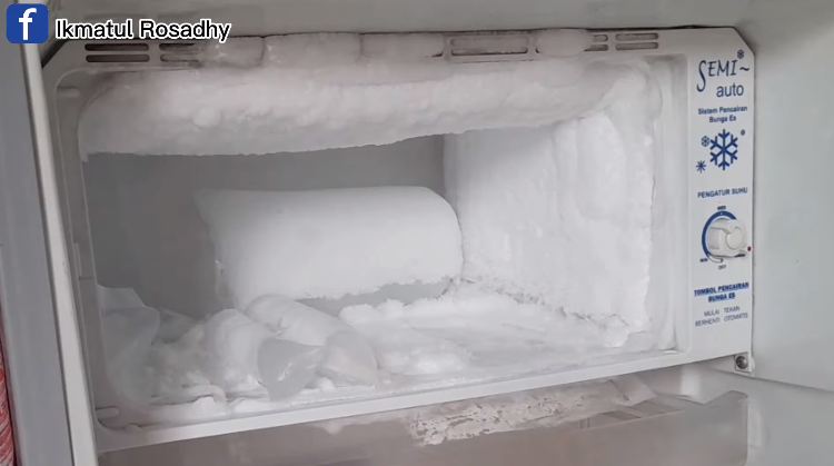  Freezer lebih rapi dan mudah dibersihkan, coba trik plastik buat kulkas tanpa tombol pencair bunga es