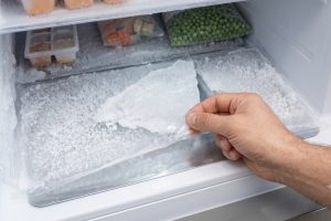  Freezer lebih rapi dan mudah dibersihkan, coba trik plastik buat kulkas tanpa tombol pencair bunga es
