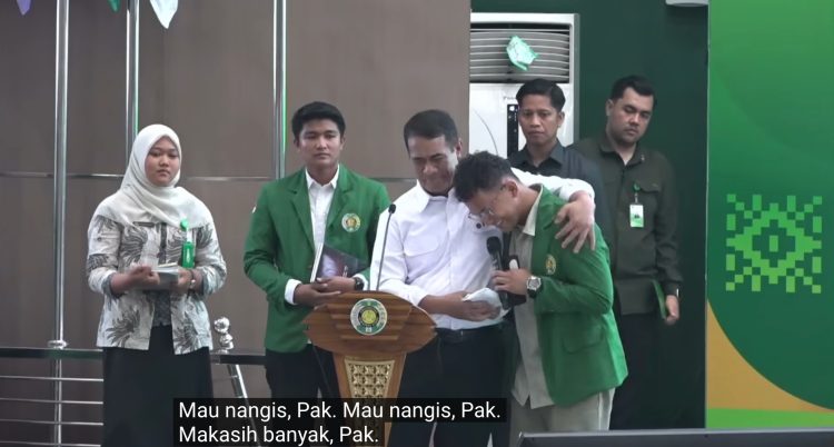 Perjuangan mahasiswa anak buruh harian jualan mochi sentuh hati Mentan Amran, langsung diberi beasiswa