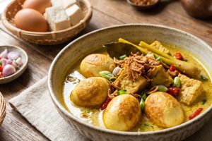 Bahan di kulkas menipis? Yuk coba resep telur tahu bumbu kuning kuah santan, lezat & bikinnya gampang