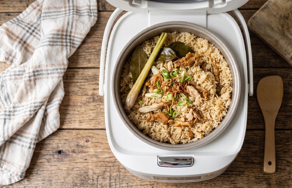 Punya ayam goreng tepung sisa semalam? Yuk buat nasi gurih suwir ayam cuma pakai rice cooker