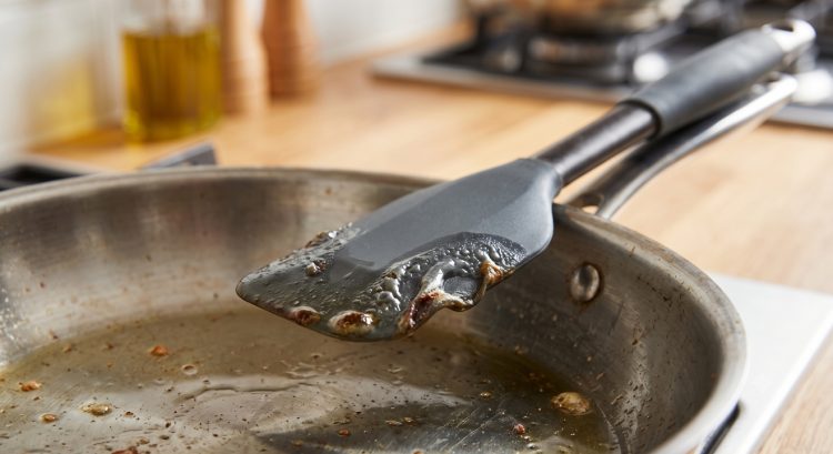 Ujung spatula silikon meleleh karena minyak panas: Masih aman dipakai masak atau harus dibuang?