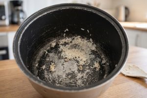Panci rice cooker mulai lengket saat menanak nasi, apakah tandanya lapisan anti lengket sudah rusak?