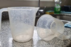 Gelas ukur plastik terlihat kusam meski sudah dicuci? Begini cara membersihkannya sesuai jenis nodanya