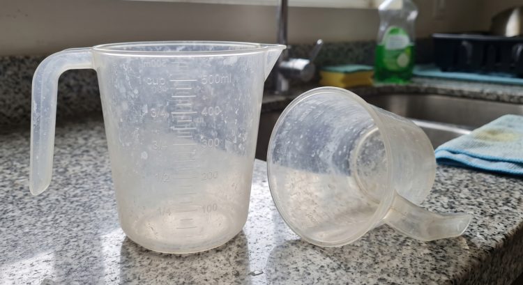 Gelas ukur plastik terlihat kusam meski sudah dicuci? Begini cara membersihkannya sesuai jenis nodanya