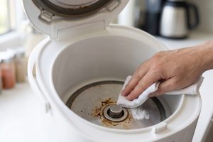 Kerak menumpuk di pemanas rice cooker? Ini cara tepat membersihkannya agar panas tetap optimal