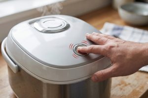 Tutup rice cooker susah dibuka setelah nasi matang? Ini penyebab dan cara mengeceknya