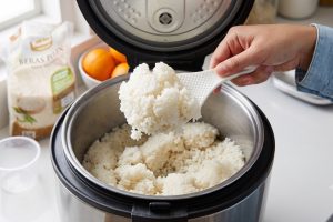 Masak nasi di rice cooker selalu menggumpal? Ternyata penyebabnya tidak cuma takaran air