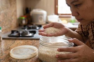 Beras mulai berbau apek sebelum dimasak, masih aman atau sebaiknya dibuang? Ini tanda yang perlu dicek