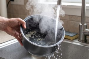 Apa yang terjadi jika inner pot rice cooker langsung dicuci saat masih panas?