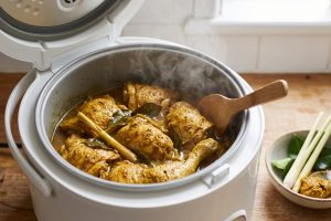 Cara masak ayam di rice cooker agar cepat empuk, solusi saat gas habis