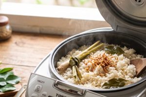 Cara masak nasi uduk di rice cooker yang praktis dan rasa bintang lima, ini triknya agar gurih & wangi