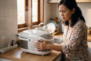 Rice cooker bagian luar ikut panas, normal atau tidak? Kenali penyebab dan tanda yang perlu diwaspadai