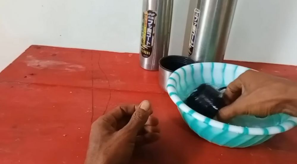 Sering kesal air di termos cepat dingin? Begini cara bersihkan tutup termos agar panas tahan lama