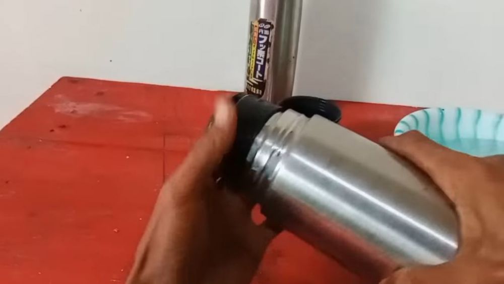 Sering kesal air di termos cepat dingin? Begini cara bersihkan tutup termos agar panas tahan lama