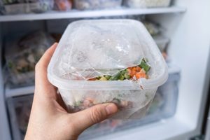 Wadah plastik pecah atau retak usai dari freezer, masih aman dipakai? ini penjelasannya