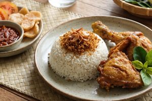 Cara membuat ayam goreng spesial pendamping nasi uduk yang empuk dan lezat, kuncinya cuma satu