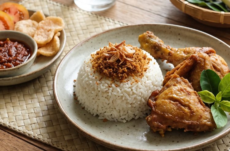 Cara membuat ayam goreng spesial pendamping nasi uduk yang empuk dan lezat, kuncinya cuma satu
