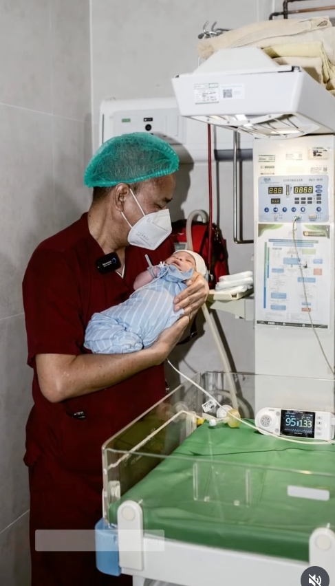 Keajaiban usai 9 kali gagal bayi tabung, pasangan usia 45 & 64 tahun akhirnya dianugerahi momongan 