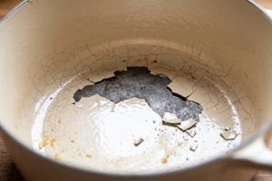 Panci enamel mulai terkelupas, masih aman dipakai? Begini cara menilainya