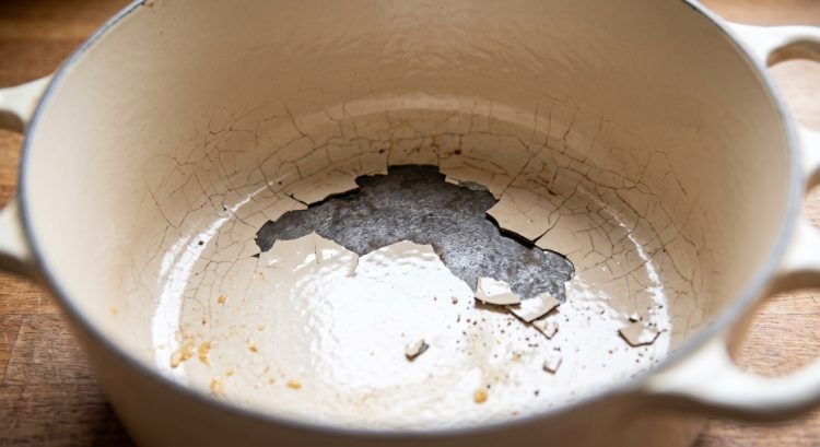 Panci enamel mulai terkelupas, masih aman dipakai? Begini cara menilainya