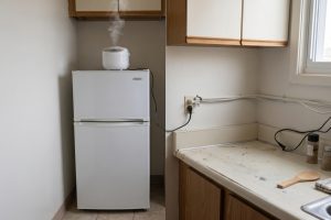 Bolehkah rice cooker ditaruh di atas kulkas atau microwave? ini risiko dan aturan utamanya