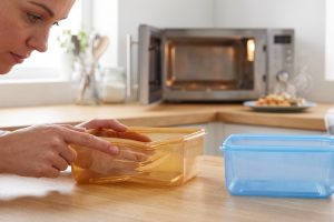 Wadah penyok karena microwave mau dipakai lagi? Periksa 7 kondisi kelayakannya dulu