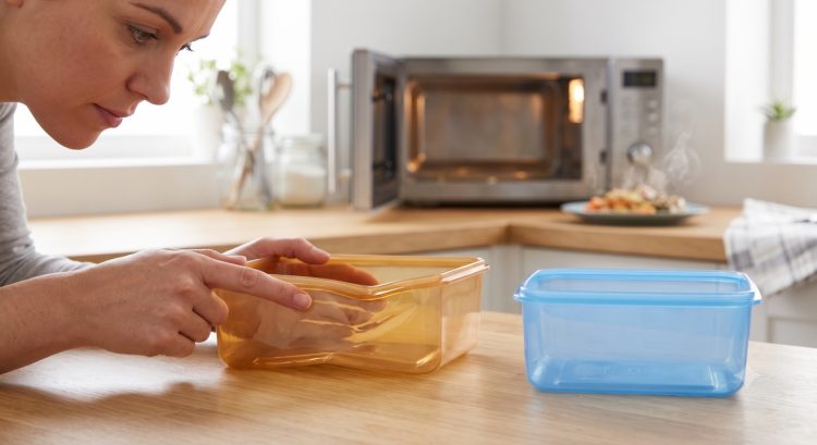 Wadah penyok karena microwave mau dipakai lagi? Periksa 7 kondisi kelayakannya dulu