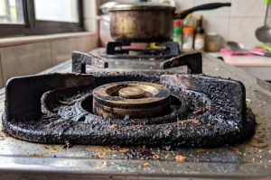 Tungku kompor hitam dan berkerak: Kenali penyebab, bahaya, dan waktu pembersihannya