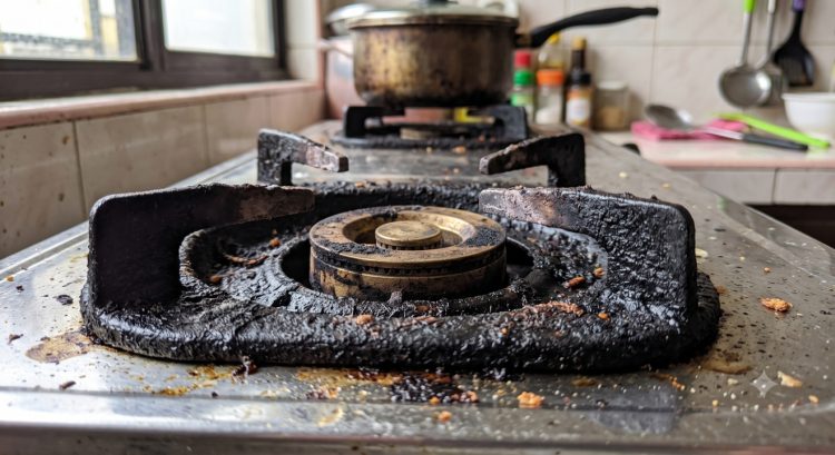 Tungku kompor hitam dan berkerak: Kenali penyebab, bahaya, dan waktu pembersihannya