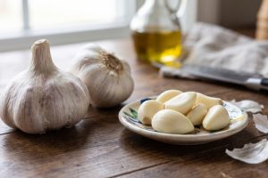 4 Cara mengupas bawang putih agar kulit mudah terlepas, cocok untuk masak sehari-hari