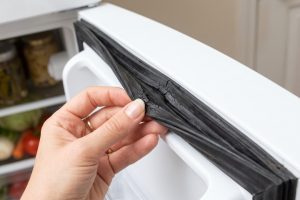 Karet kulkas mengeras? Kenali penyebab, dampak, dan cara merawatnya agar tetap rapat