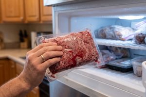 Daging dicairkan terus masuk freezer lagi, masih aman atau tidak? Pahami dulu sebelum disimpan kembali