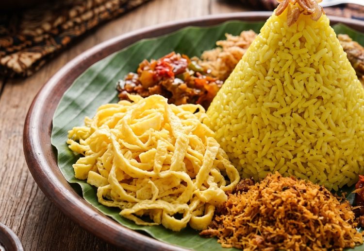 Cara membuat telur dadar rawis pendamping nasi kuning yang kenyal dan lembut, ternyata gampang