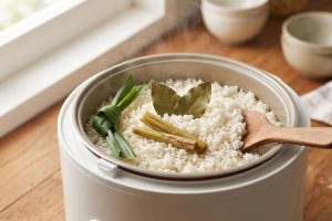 Cara masak nasi gurih tanpa santan di rice cooker, pulen dan harum dengan bahan sederhana