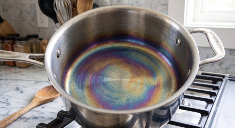 Panci stainless tiba-tiba muncul bercak pelangi setelah dipakai, apakah masih aman? Ini penjelasannya